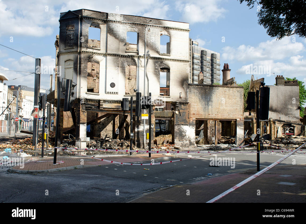 Bruciato Reeves negozio di arredamento tumulti di Croydon London Regno Unito Foto Stock
