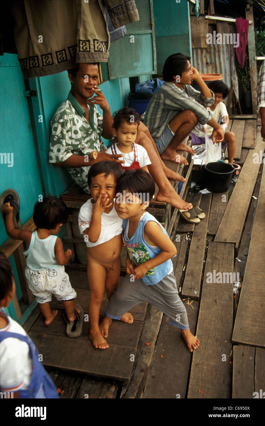Baraccopoli di famiglie a Pasar Ikan, Jakarta Kota, Indonesia nel 1994 Foto Stock