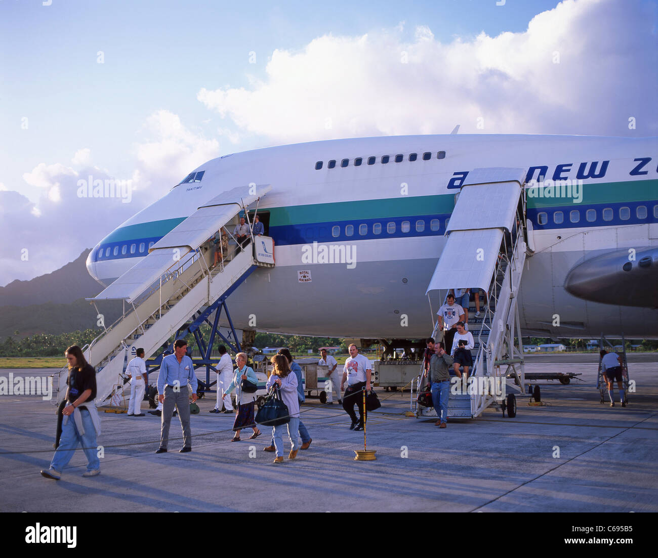 I passeggeri di imbarcarsi da Air New Zealand Boeing 747, Aeroporto Internazionale di Rarotonga Isole Cook, Oceano Pacifico del Sud Foto Stock