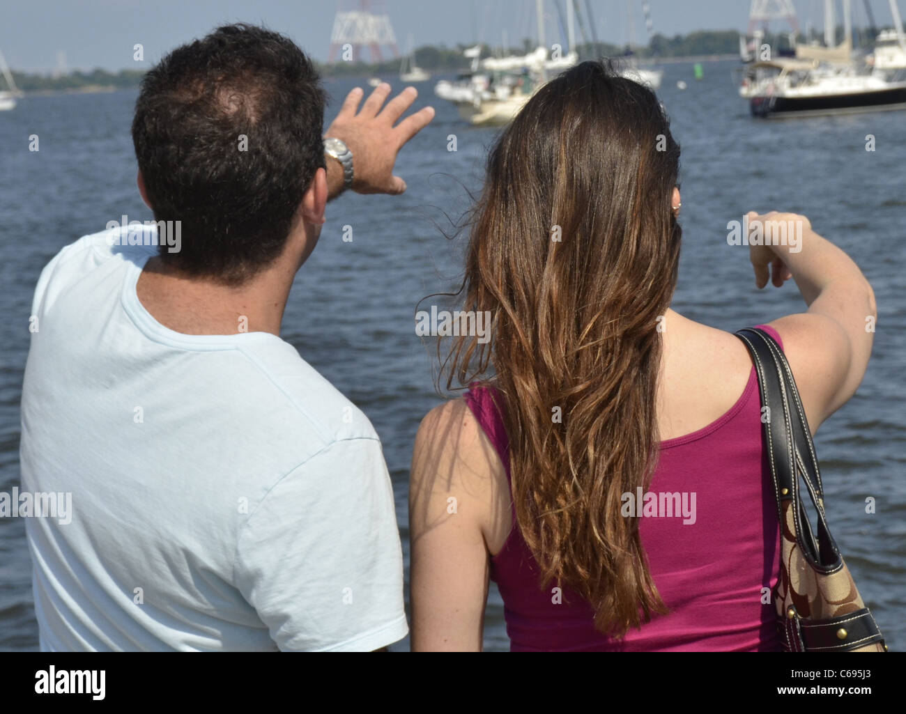 Giovane osservando & sventolando in barche nel porto in Annapolis,Maryland Foto Stock