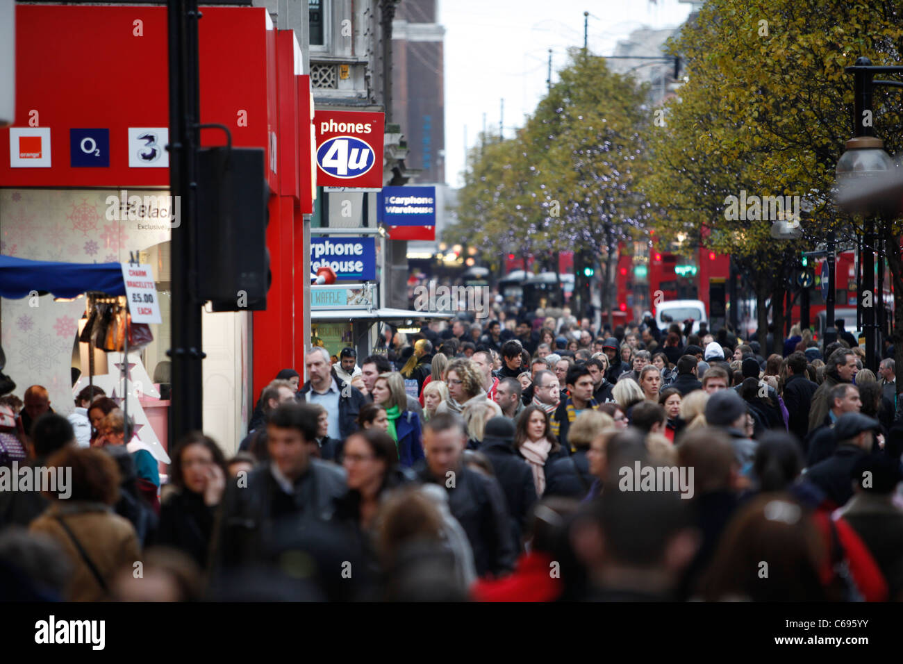 Londra - 11 dicembre: la famosa Oxford Street pack con i turisti e la gente del posto facendo il loro last minute shopping di Natale. Foto Stock