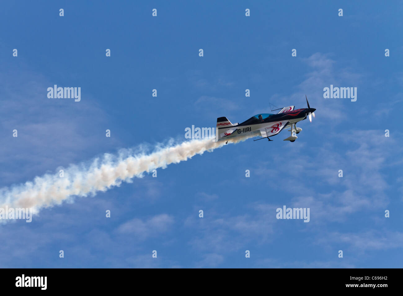 Un piano stunt esegue sulla baia di Swansea. Foto Stock