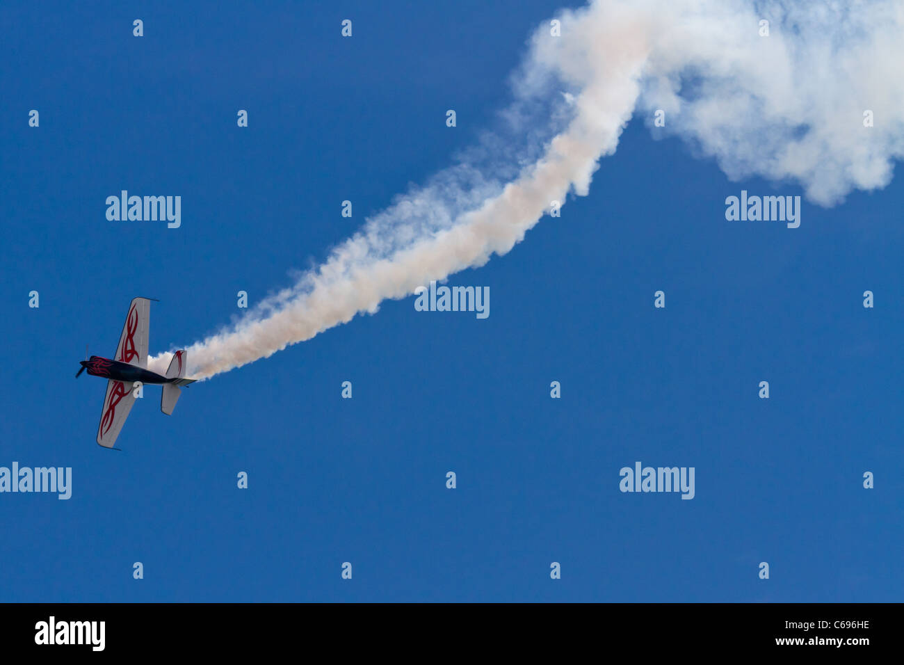 Un piano stunt esegue sulla baia di Swansea. Foto Stock