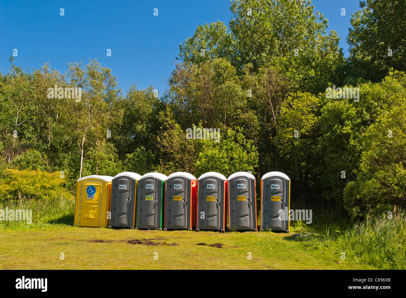 Una fila di servizi igienici portatili su un sito di roulotte Del Regno Unito Foto Stock