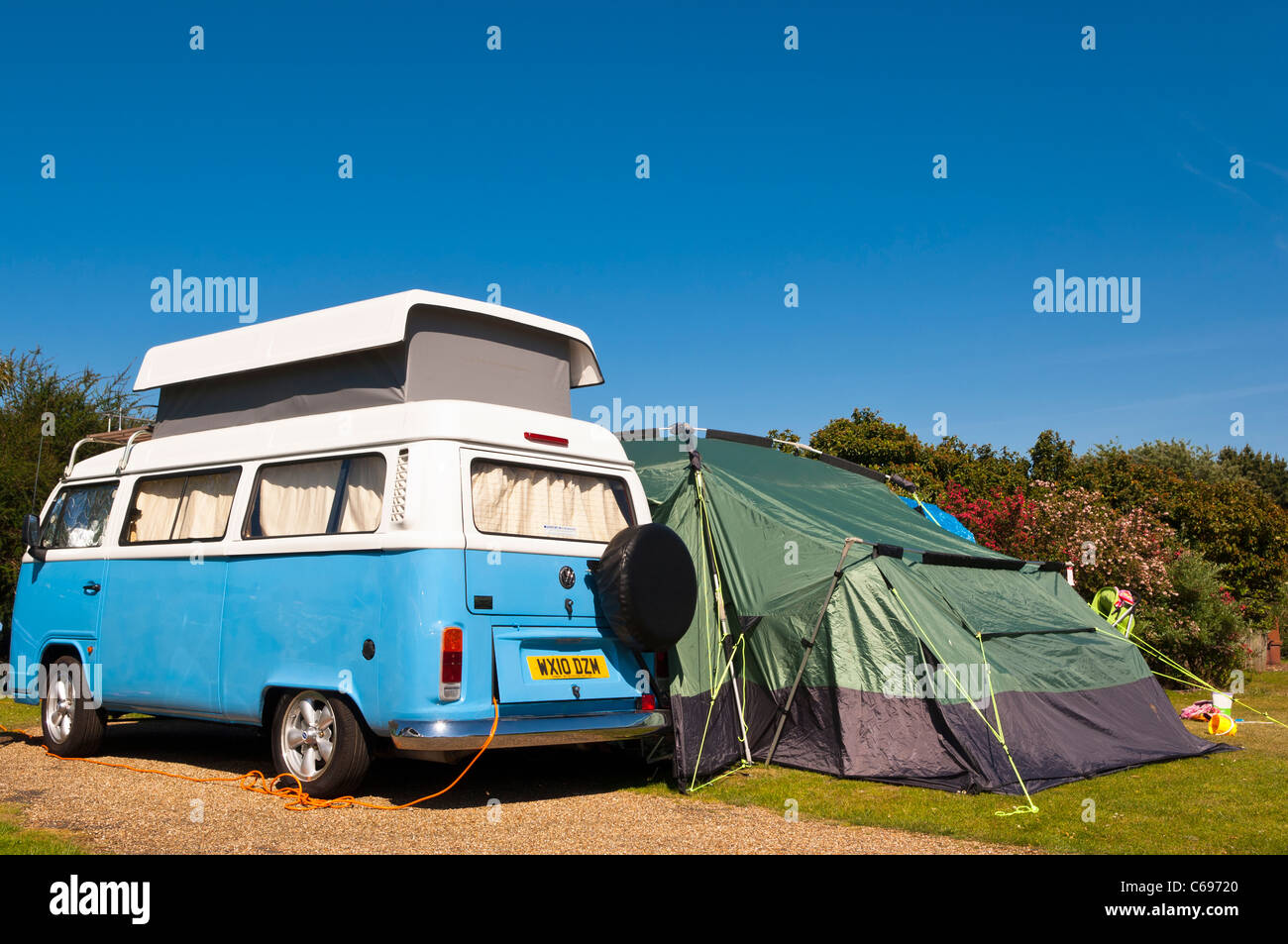 Una VW camper istituire campo lungo con tenda su un Regno Unito campeggio Foto Stock