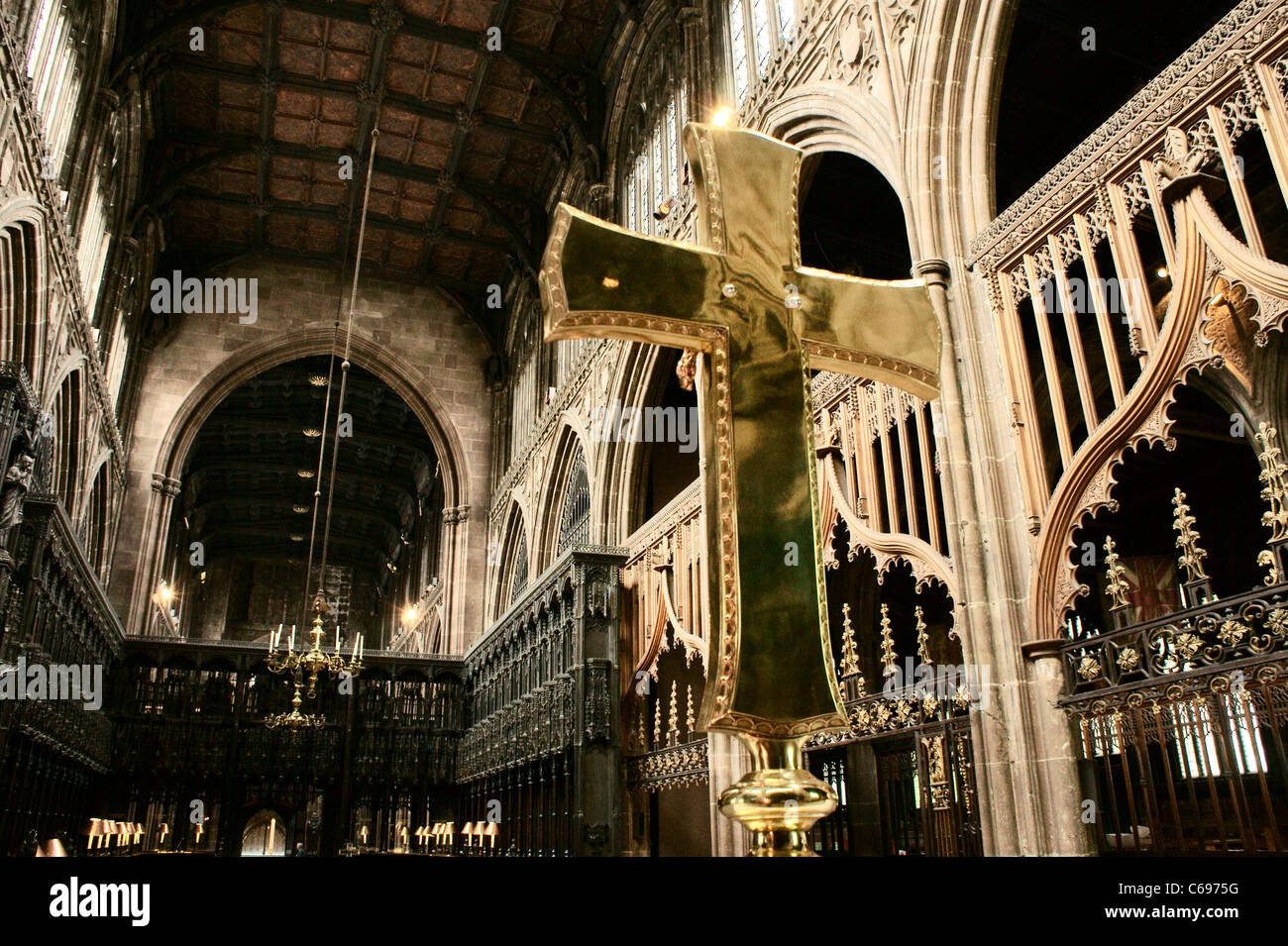 Cattedrale di Manchester, Inghilterra. Guardando ad ovest verso il basso gli stalli del coro e la navata dal altare crocifisso Foto Stock