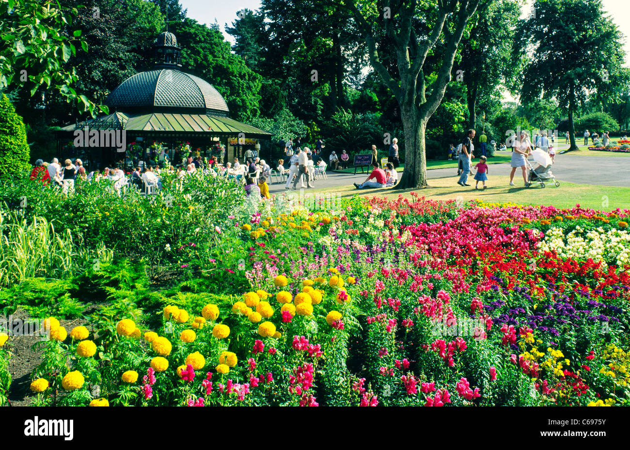 Harrogate, North Yorkshire, Inghilterra. Il periodo Vittoriano Valley Gardens e il pavilion café nella città termale di Harrogate Foto Stock