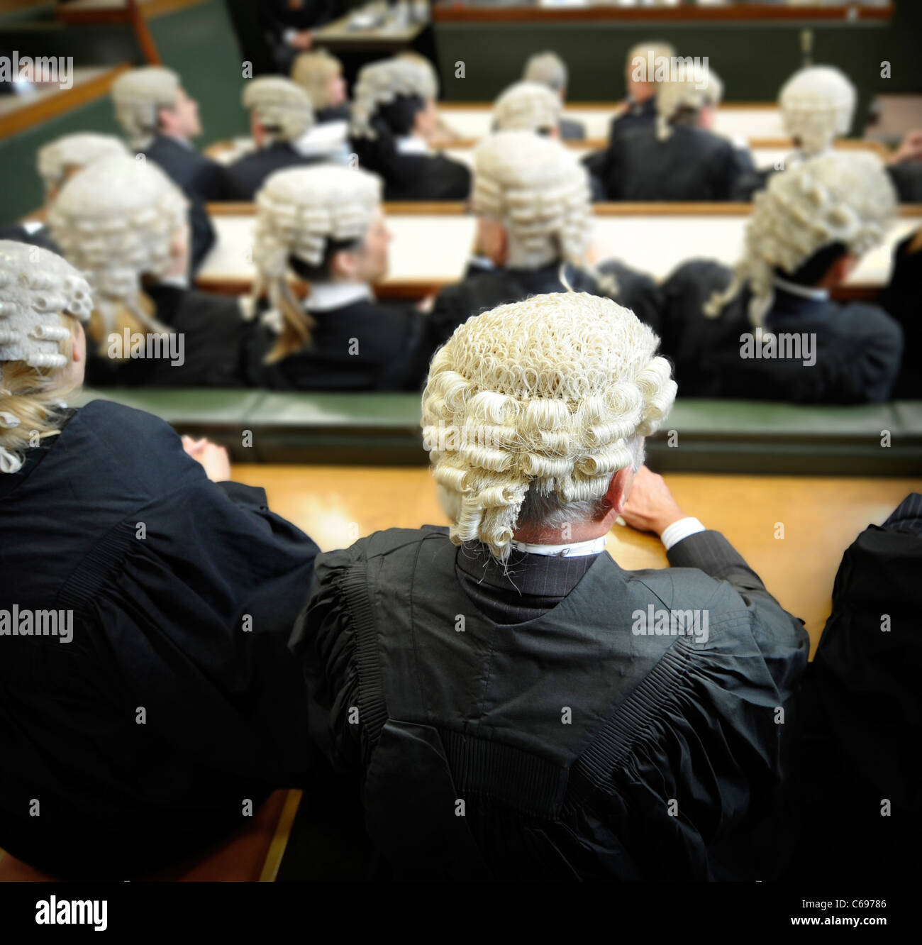 Immagine generica del tribunale: I membri del bar indossano i parrucche dei barristers. REGNO UNITO. Foto Stock