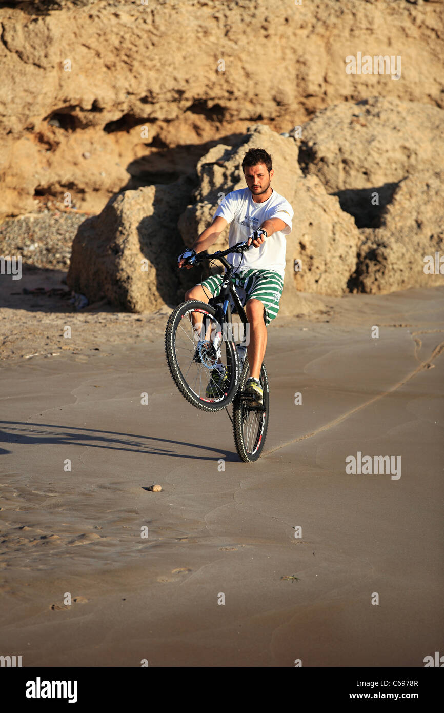 Uomo con mountain bike Foto Stock
