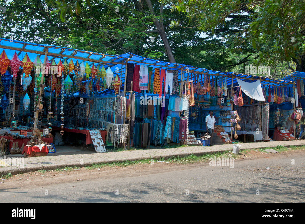 Abbigliamento e gioielli bancarelle Fort Cochin Kerala India del Sud Foto Stock