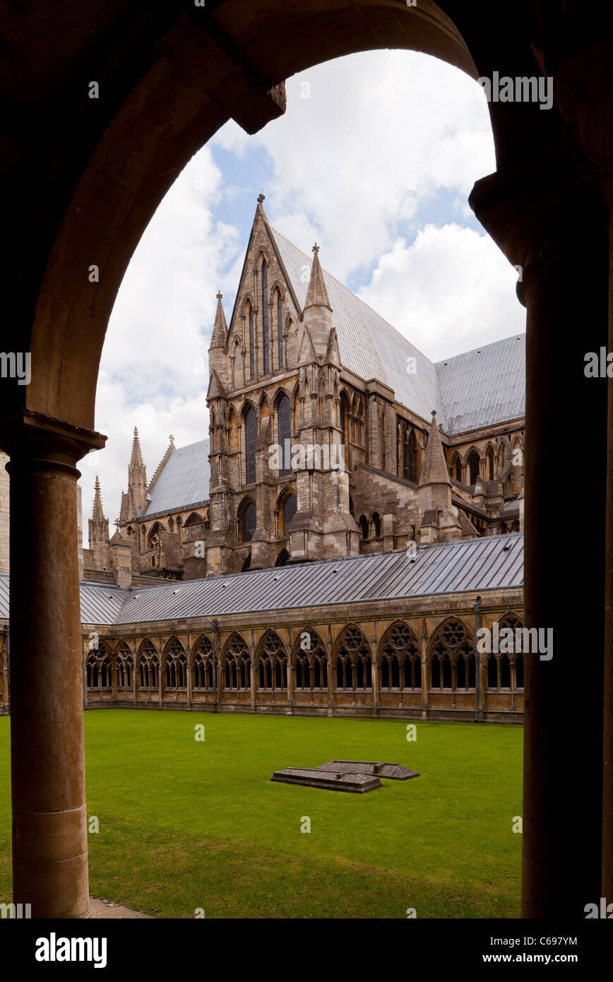 Guardando la Cattedrale di Lincoln dal chiostro - Lincoln, Lincolnshire, Regno Unito, Europa Foto Stock