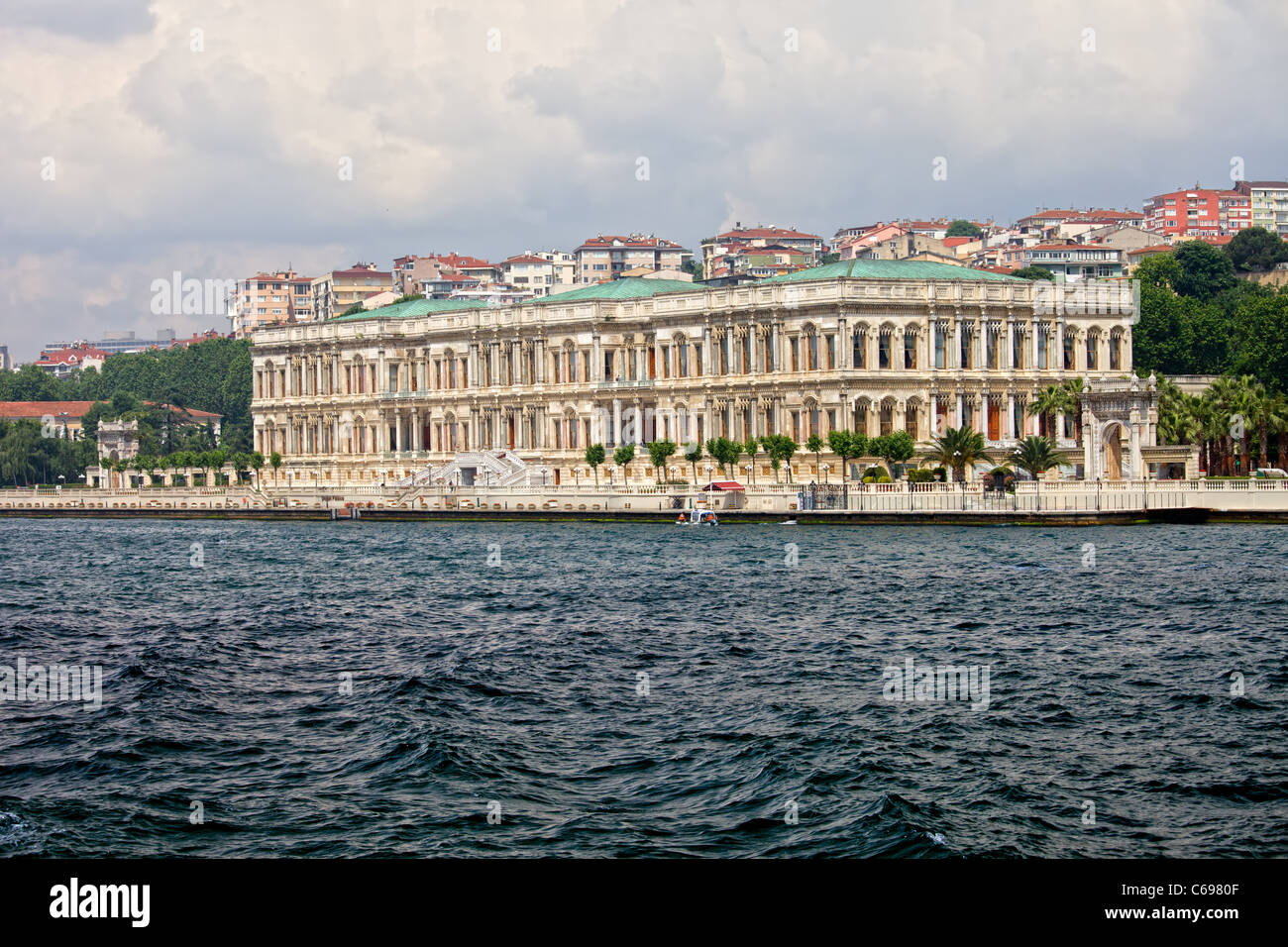 Ciragan Palace architettura storica, vista da lo stretto del Bosforo ad Istanbul in Turchia. Foto Stock