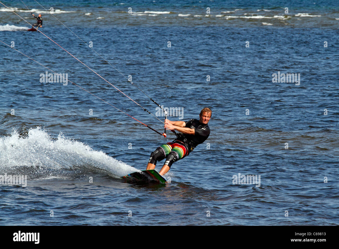 Kitesurfer a Nivå Bay su di un ventoso giorno di estate, il suono, Danimarca Foto Stock