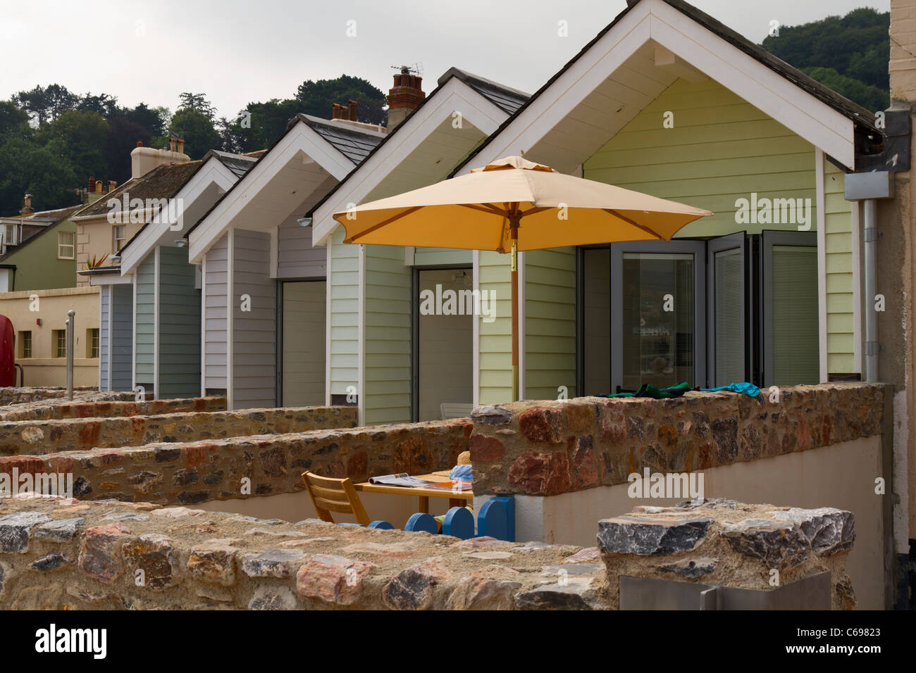 Spiaggia di lusso capanne sulla costa sud di Devon Foto Stock