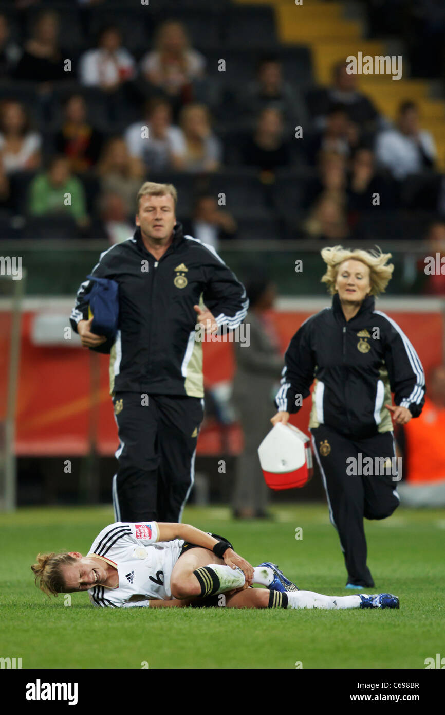 Simone Laudehr di Germania mantiene la sua gamba come formatori esegui per assistere durante un 2011 Coppa del Mondo Donne partita di calcio contro la Nigeria. Foto Stock