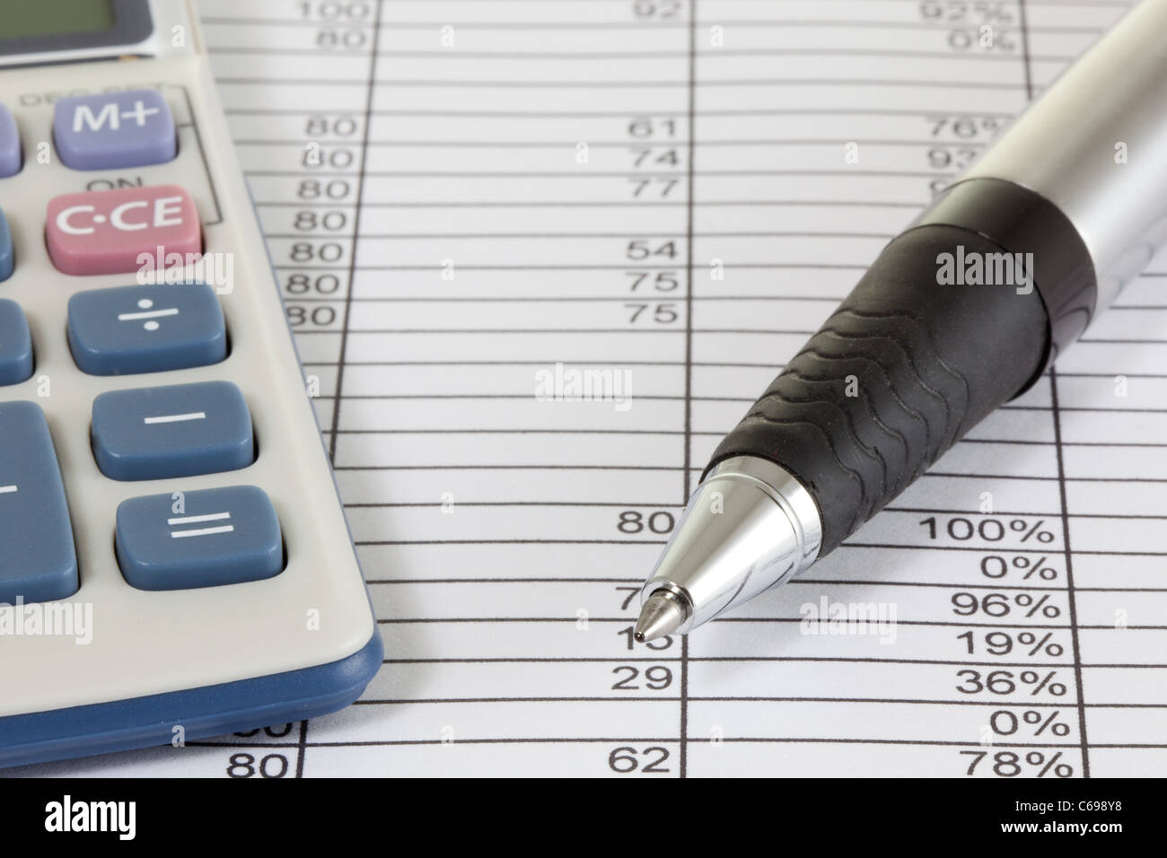 Una calcolatrice e penna su un foglio di calcolo Foto stock - Alamy
