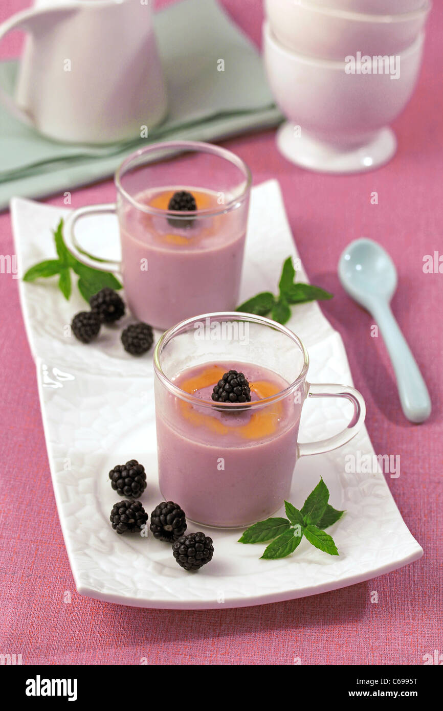 Ricotta con more. Ricetta disponibile. Foto Stock