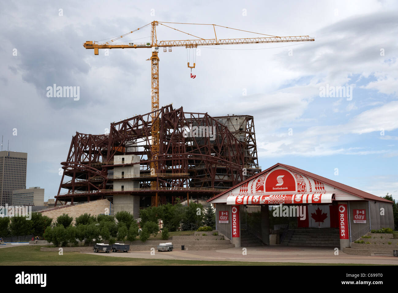 In corso di realizzazione presso il nuovo museo canadese per i diritti umani e la scotiabank stadio a forche Winnipeg Manitoba Canada Foto Stock