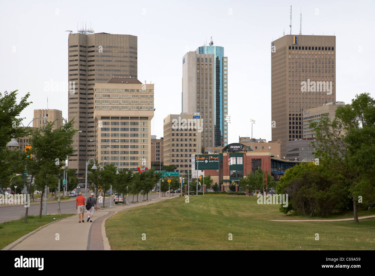 Vista del quartiere finanziario skyline su un Poco nuvoloso Nuvoloso Giorno in Winnipeg Manitoba Canada Foto Stock