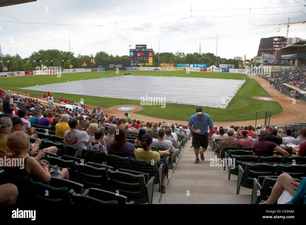 Diamond coperto a causa di pioggia a Shaw Park baseball stadium precedentemente canwest home al Winnipeg goldeyes Winnipeg Manitoba Foto Stock