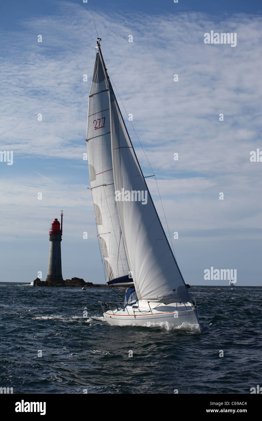 Sailing yacht in prossimità di un faro marino, St Malo, Francia Foto Stock