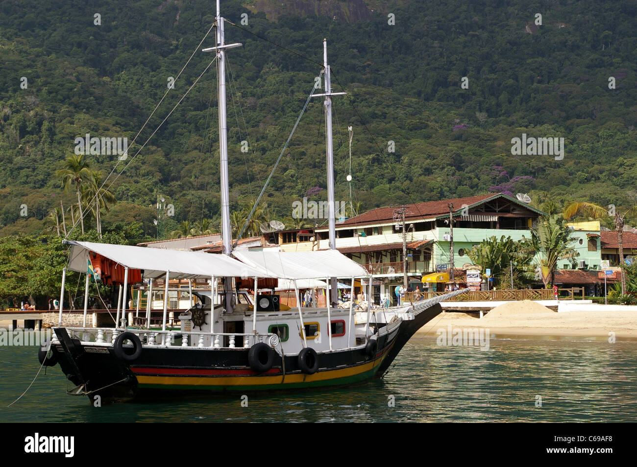 Imbarcazione attraccata a isola tropicale di Ilha Grande, Brasile Foto Stock