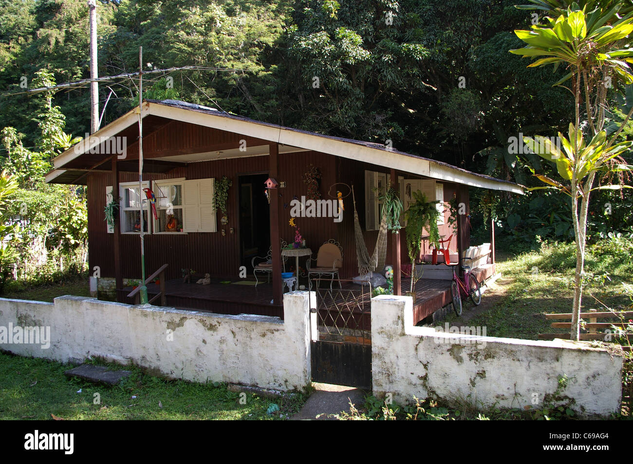Casa tipica isola tropicale di Ilha Grande, Brasile Foto Stock