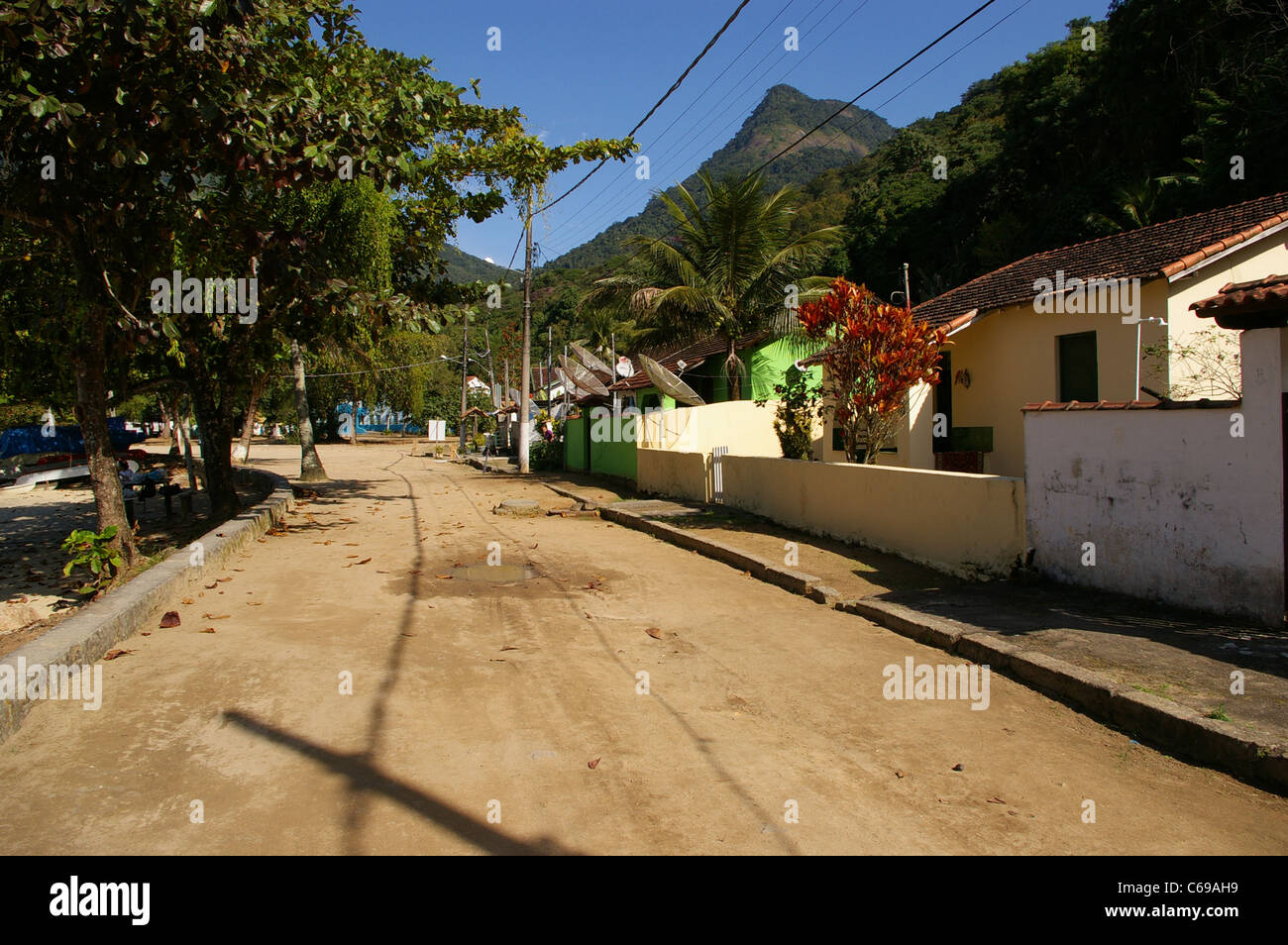 Tipica strada in Vila do Abrao sull isola tropicale di Ilha Grande, Brasile Foto Stock