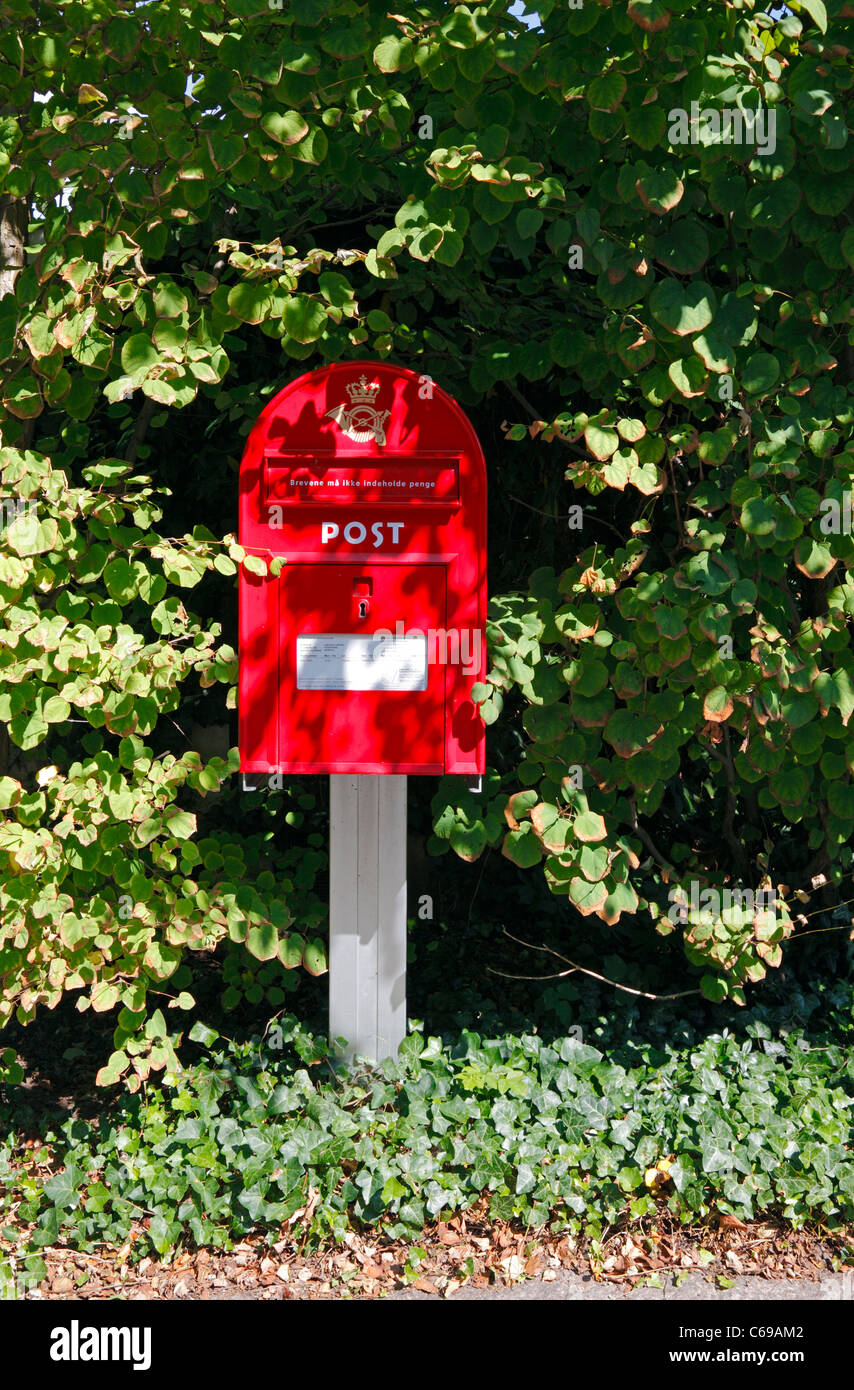 Il tipico colore rosso danese casella posta dal Post Danmark (Gazzetta servizio postale in Danimarca) Foto Stock