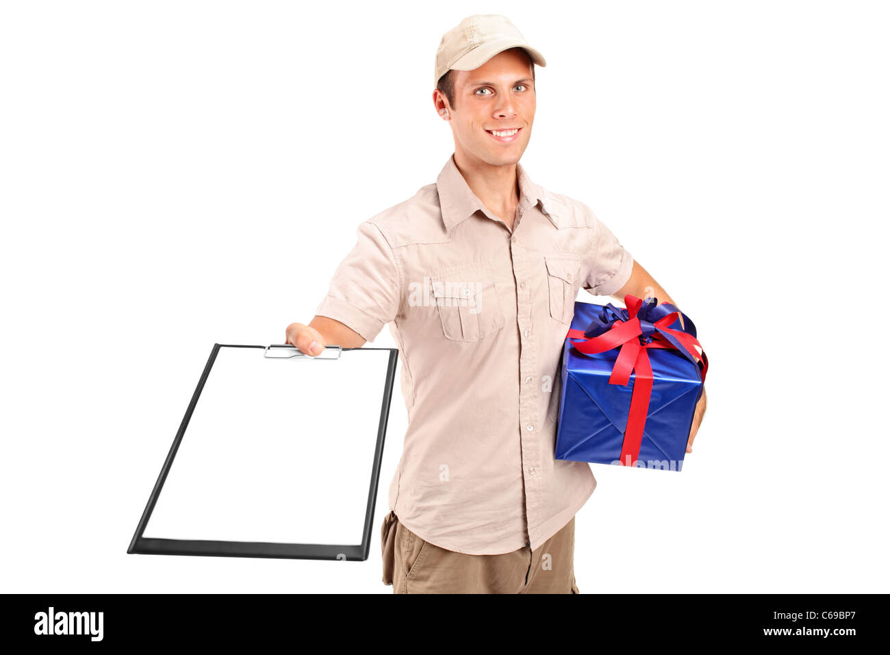 Persona di consegna consegna un dono e tenendo un clipboard Foto Stock