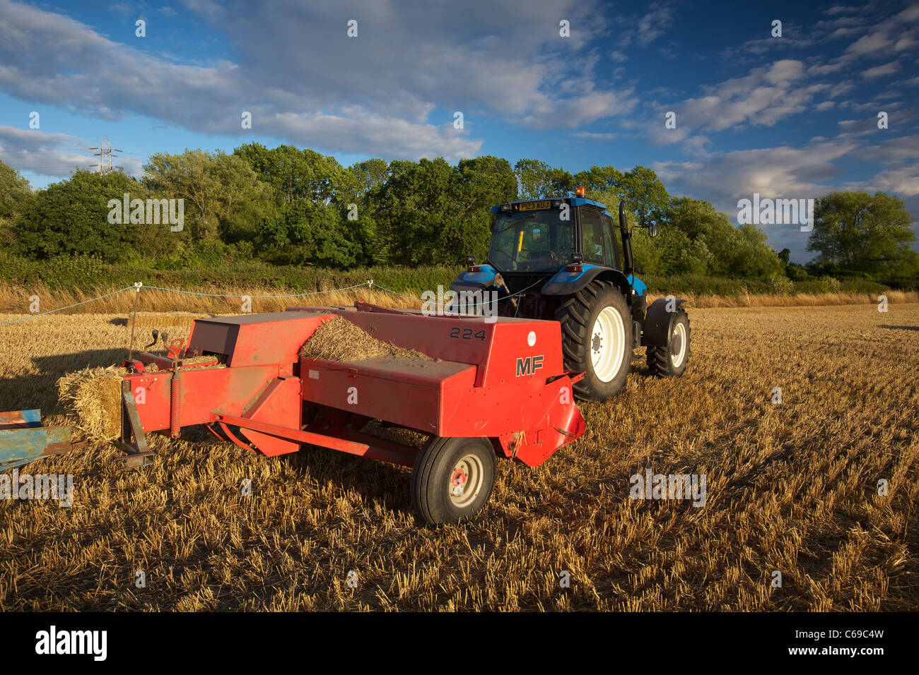 New Holland 60 4x4 Trattore Con Un Massey Ferguson 224 Imballatrice Regno Unito Foto Stock Alamy