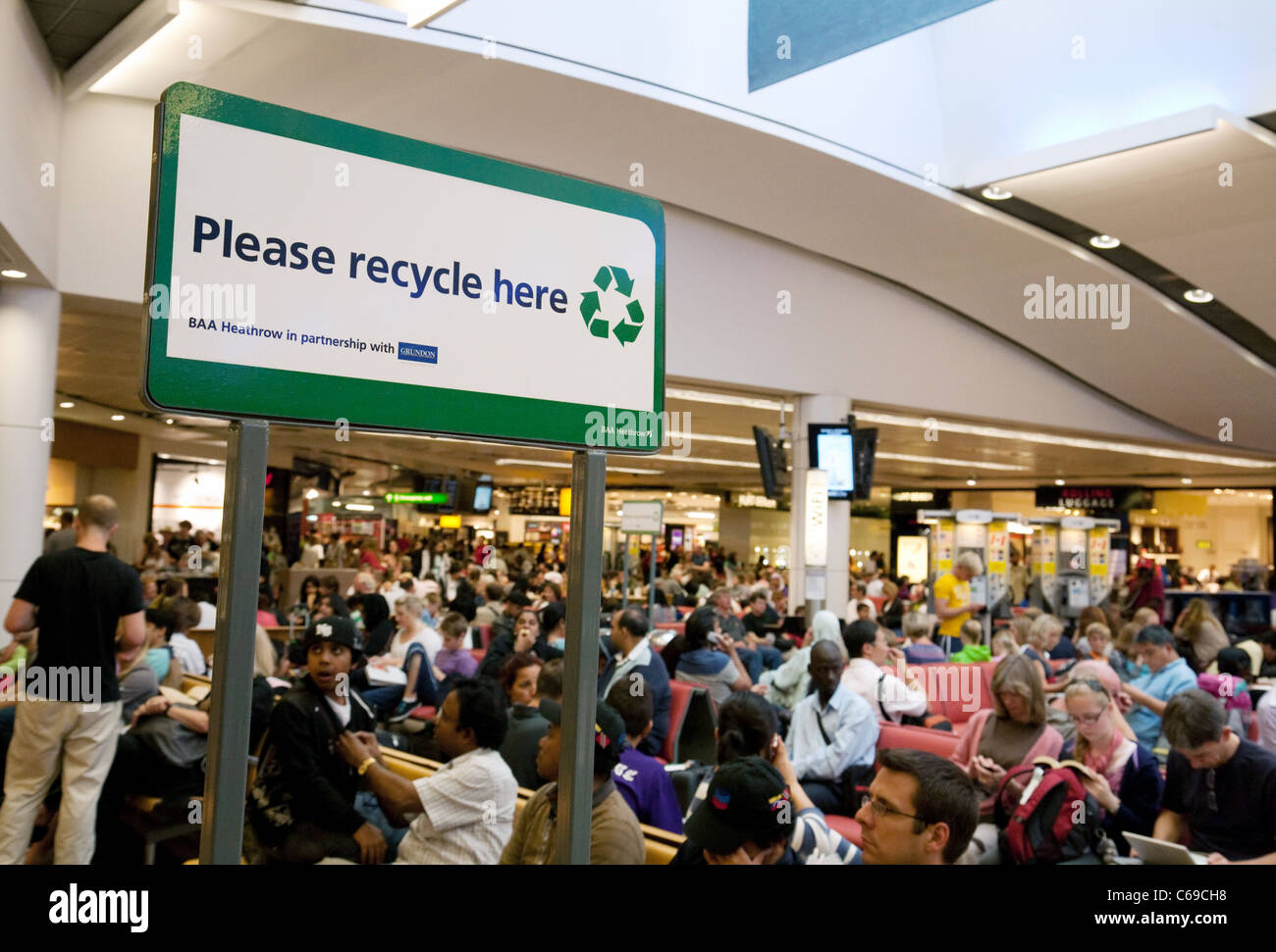 Stabilimento di riciclaggio nella sala partenze, terminale 3, aeroporto di Heathrow London REGNO UNITO Foto Stock