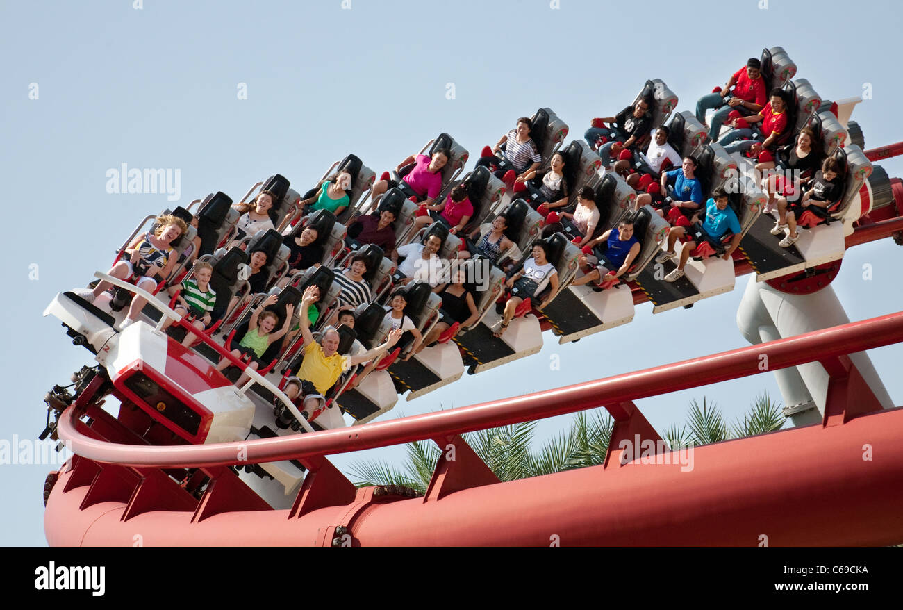 Isola di Sentosa Singapore; 'umani' roller coaster pieno di persone presso gli Universal Studios Singapore Asia Foto Stock