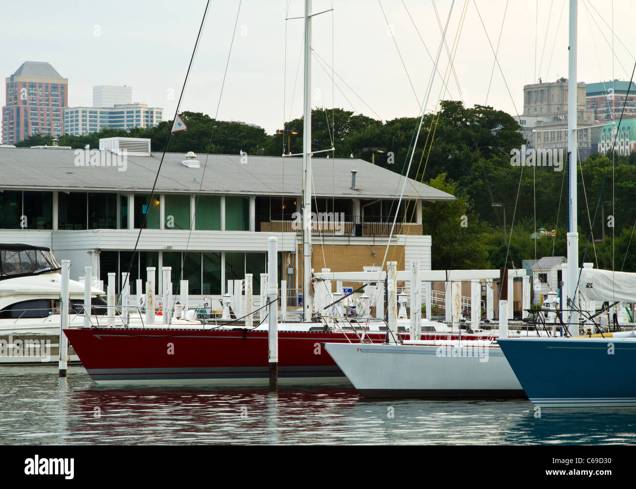 Rosso, bianco e blu le barche nel porto sul Lago Michigan a Chicago, Illinois, Stati Uniti d'America. Foto Stock