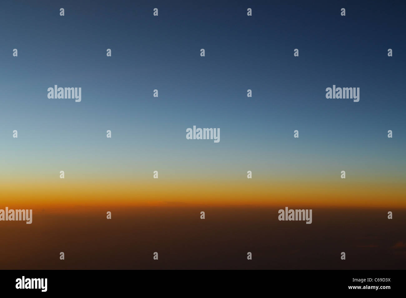Vista aerea da aereo di linea piano al tramonto oltre oceano Atlantico Foto Stock