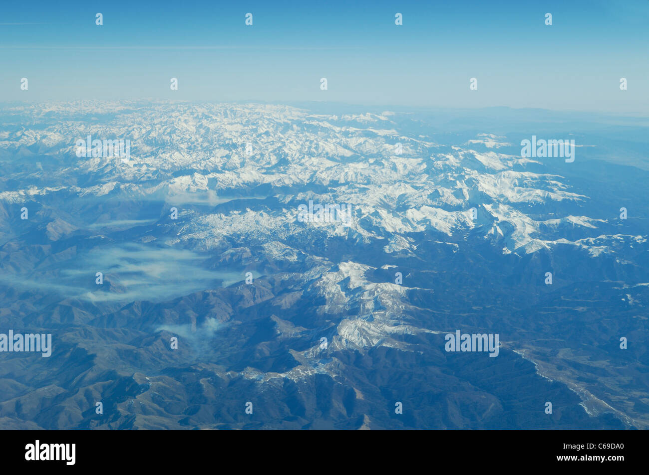 Vista aerea da aereo di linea piano delle montagne dei Pirenei gamma, la Frontiera Francia/Spagna Foto Stock