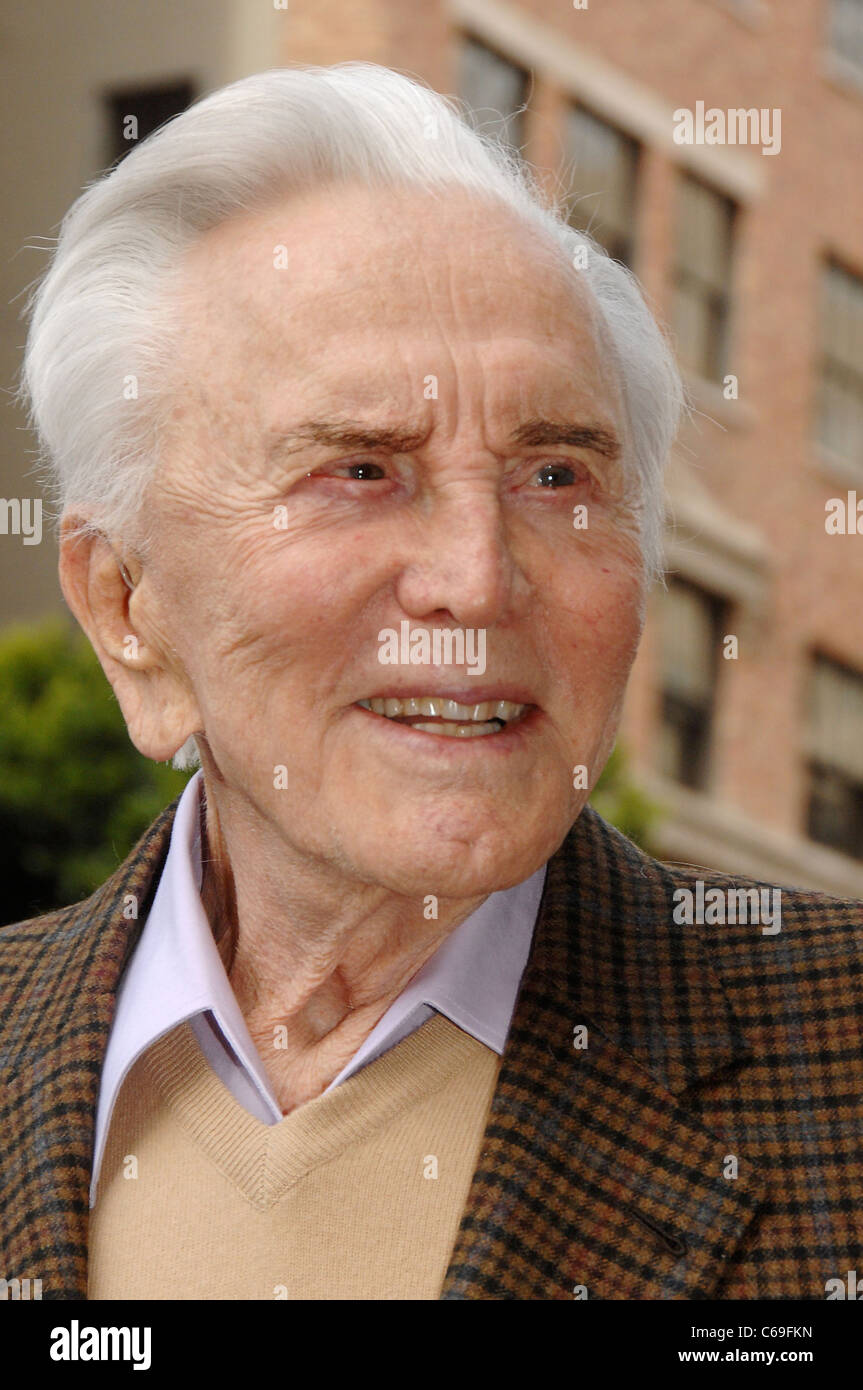 Kirk Douglas alla cerimonia di induzione per la stella sulla Hollywood Walk of Fame cerimonia per la direzione di Zubin Mehta, Vine Street, Los Angeles, CA 1 marzo 2011. Foto Da: Michael Germana/Everett Collection Foto Stock