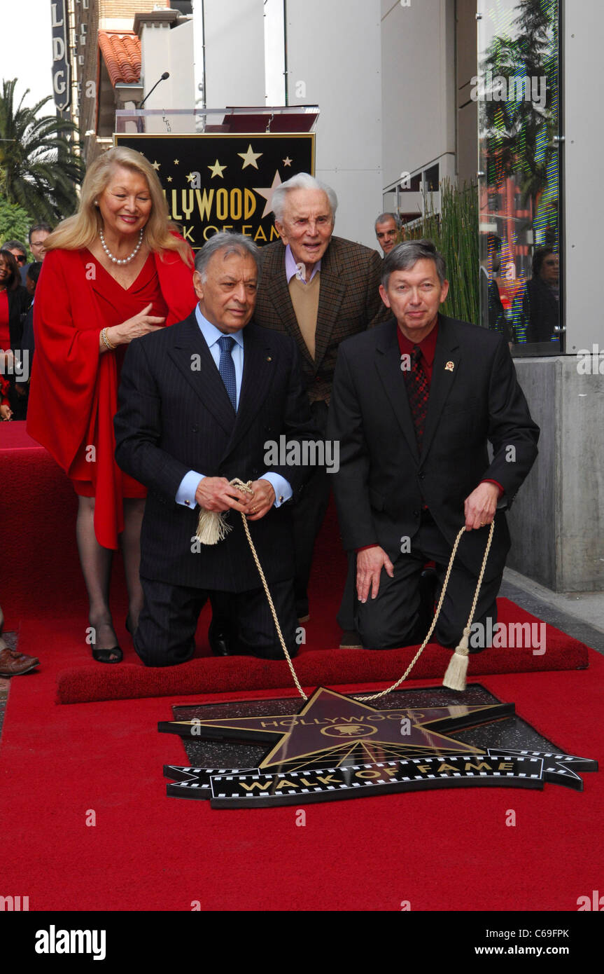 La direzione di Zubin Mehta, Nancy Kovack, Kirk Douglas, Leron Gubler alla cerimonia di induzione per la stella sulla Hollywood Walk of Fame cerimonia Foto Stock