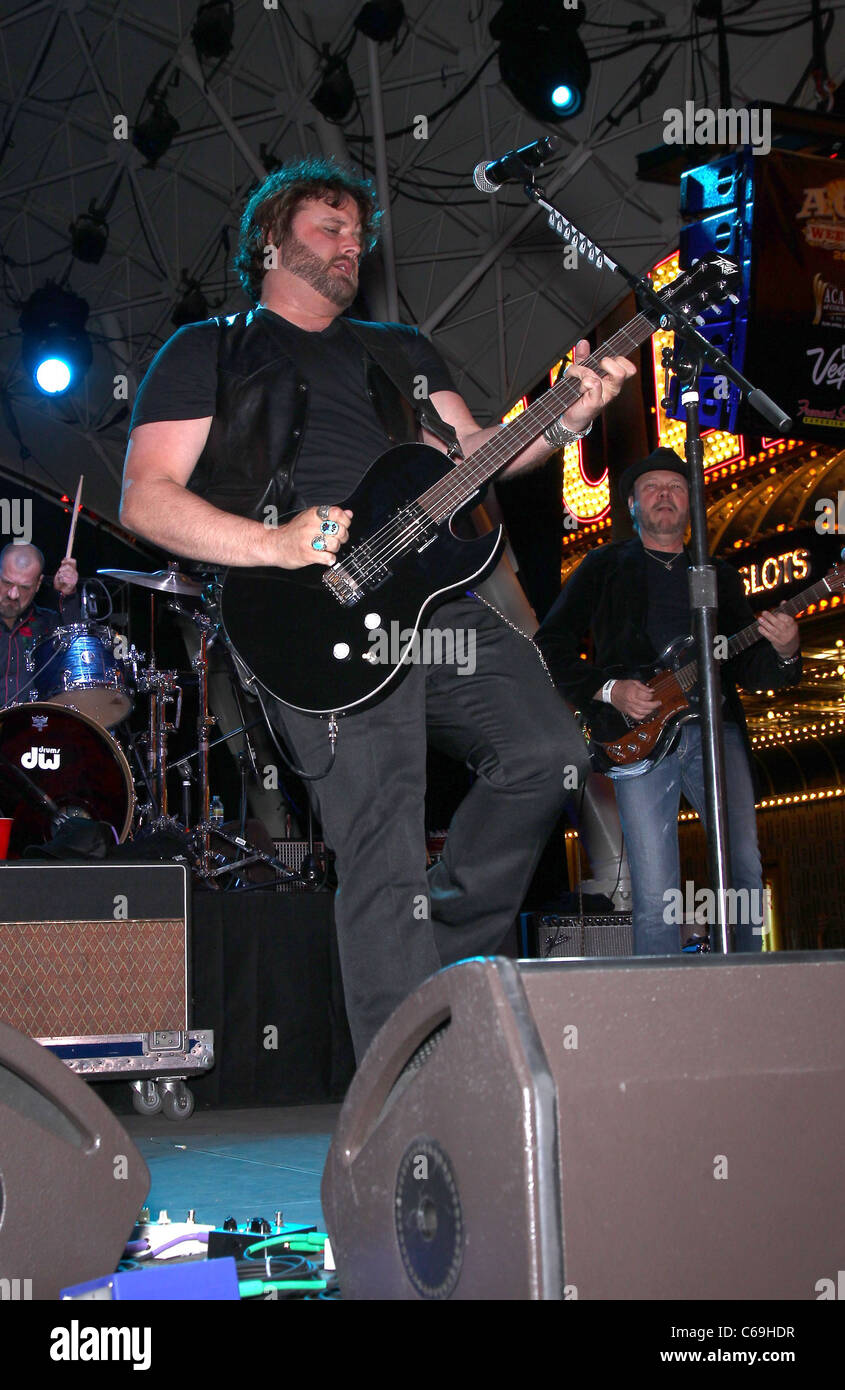 Randy Houser sul palco per ACM Concerti al Fremont Street Experience - SAT, , Las Vegas NV, 2 aprile 2011. Foto di: MORA/Everett Collection Foto Stock