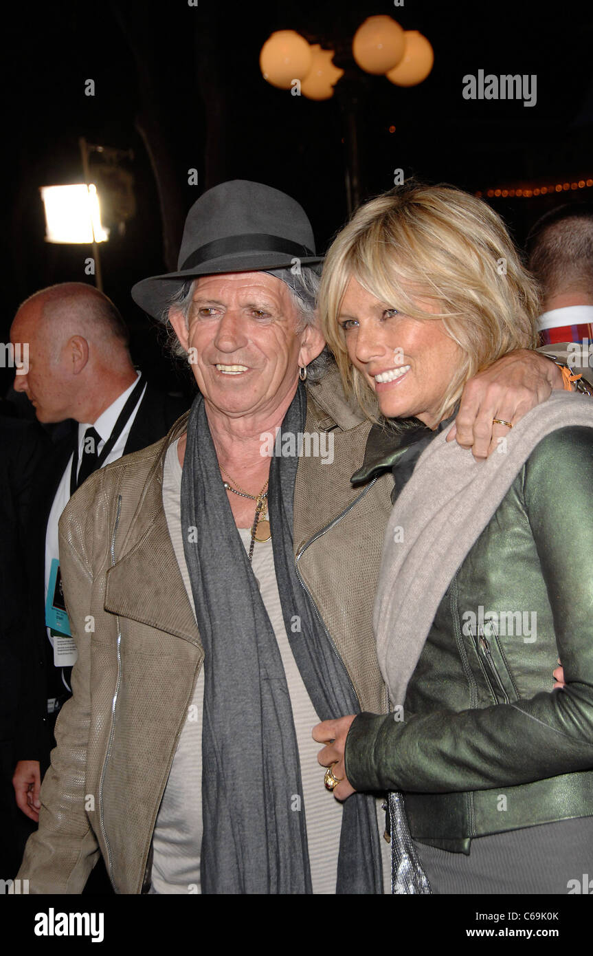 Keith Richards, Patti Hansen presso gli arrivi per i Pirati dei Caraibi: il forestiero maree Premiere, Disneyland, Anaheim, CA Maggio 7, 2011. Foto Da: Michael Germana/Everett Collection Foto Stock