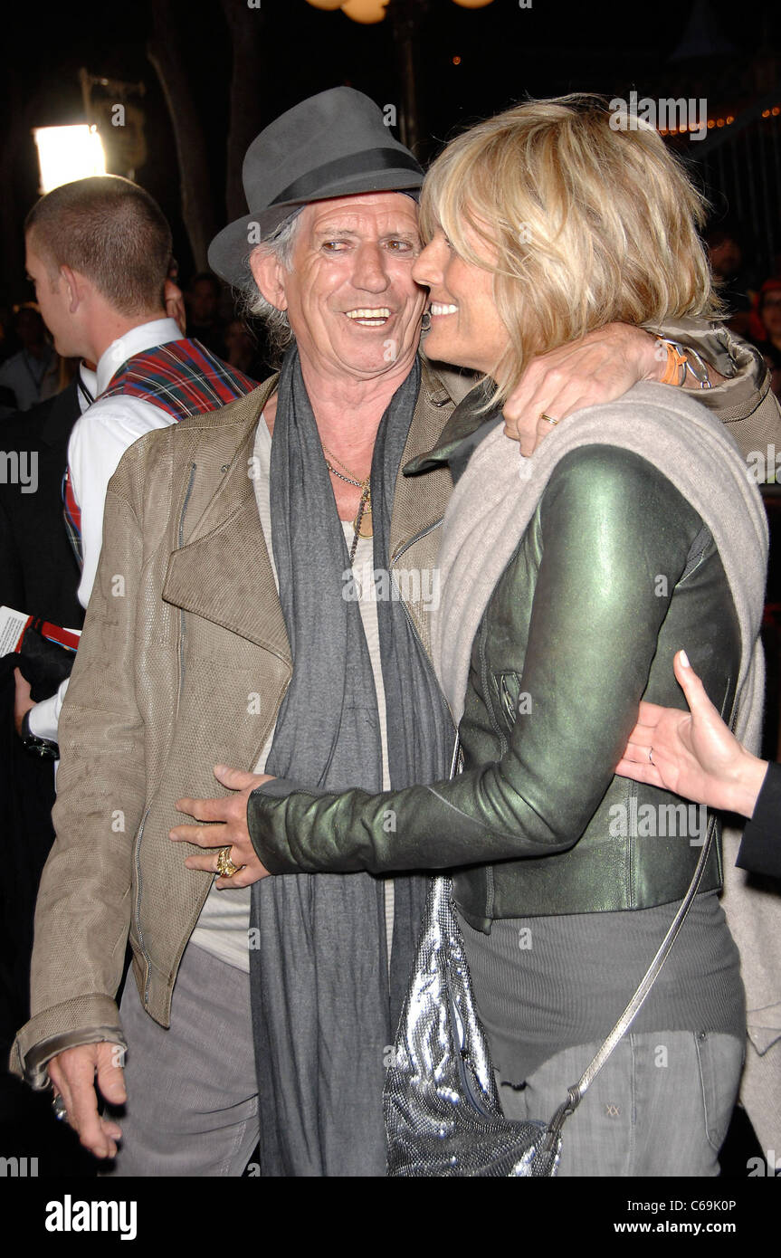 Keith Richards, Patti Hansen presso gli arrivi per i Pirati dei Caraibi: il forestiero maree Premiere, Disneyland, Anaheim, CA Maggio 7, 2011. Foto Da: Michael Germana/Everett Collection Foto Stock