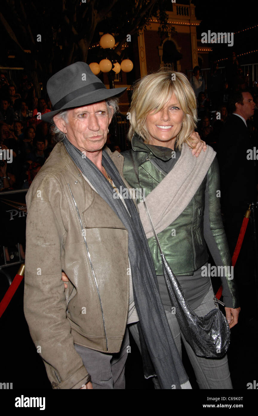 Keith Richards, Patti Hansen presso gli arrivi per i Pirati dei Caraibi: il forestiero maree Premiere, Disneyland, Anaheim, CA Maggio 7, 2011. Foto Da: Michael Germana/Everett Collection Foto Stock