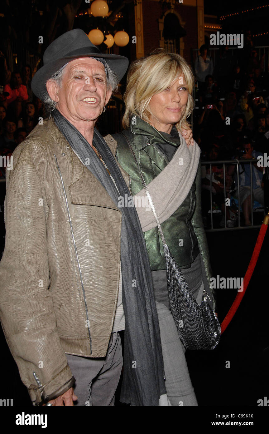 Keith Richards, Patti Hansen presso gli arrivi per i Pirati dei Caraibi: il forestiero maree Premiere, Disneyland, Anaheim, CA Maggio 7, 2011. Foto Da: Michael Germana/Everett Collection Foto Stock