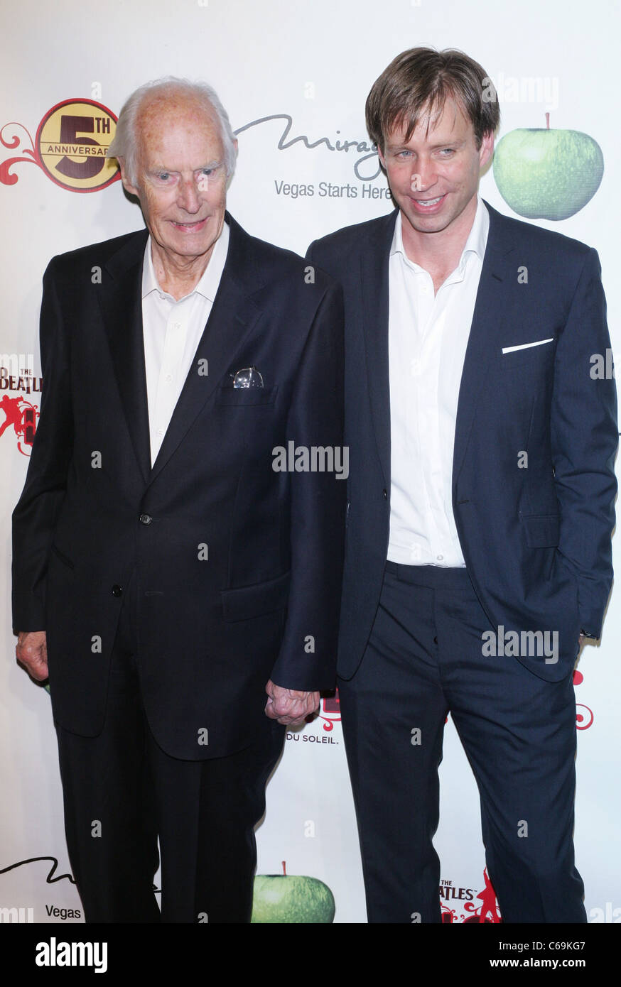 Sir George Martin e Giles Martin di presenze per i Beatles Love di Cirque du Soleil quinto anniversario, amore hall di teatro al Mirage, Las Vegas, NV Giugno 8, 2011. Foto di: James Atoa/Everett Collection Foto Stock