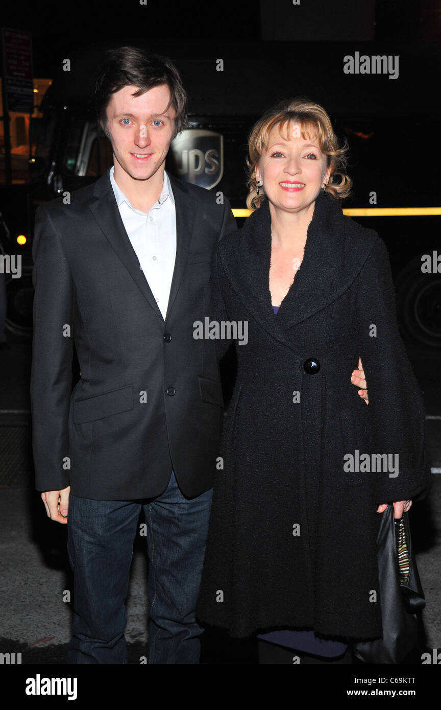 Lesley Manville, figlio Alfie presso gli arrivi per la New York Film Critics Circle Awards, cremisi, New York, NY Gennaio 10, 2011. Foto di: Gregorio T. Binuya/Everett Collection Foto Stock