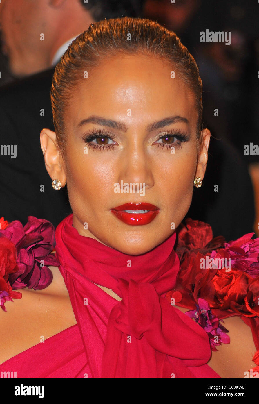 Jennifer Lopez presso gli arrivi per Alexander McQueen: bellezza selvaggia apertura notturna Gala - Parte 2, Metropolitan Museum of Art Costume Foto Stock