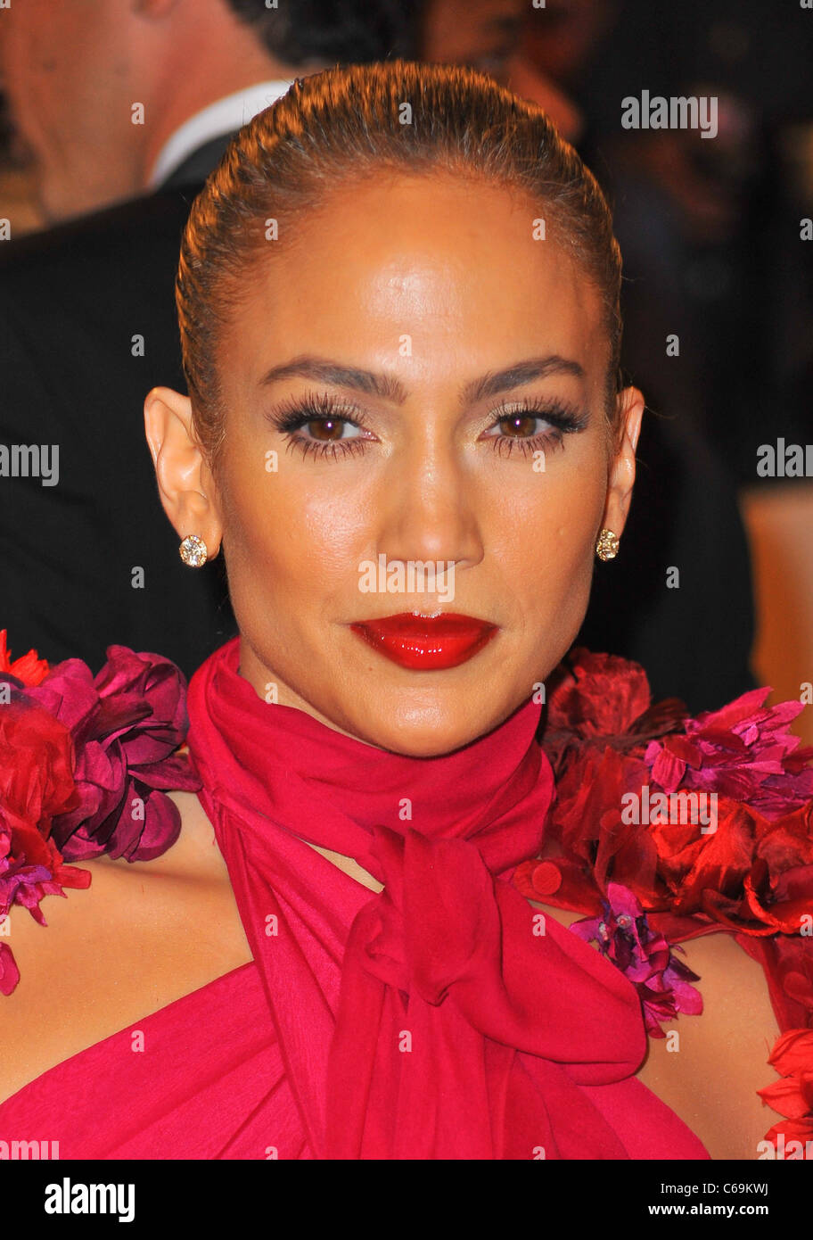 Jennifer Lopez presso gli arrivi per Alexander McQueen: bellezza selvaggia apertura notturna Gala - Parte 2, Metropolitan Museum of Art Costume Foto Stock