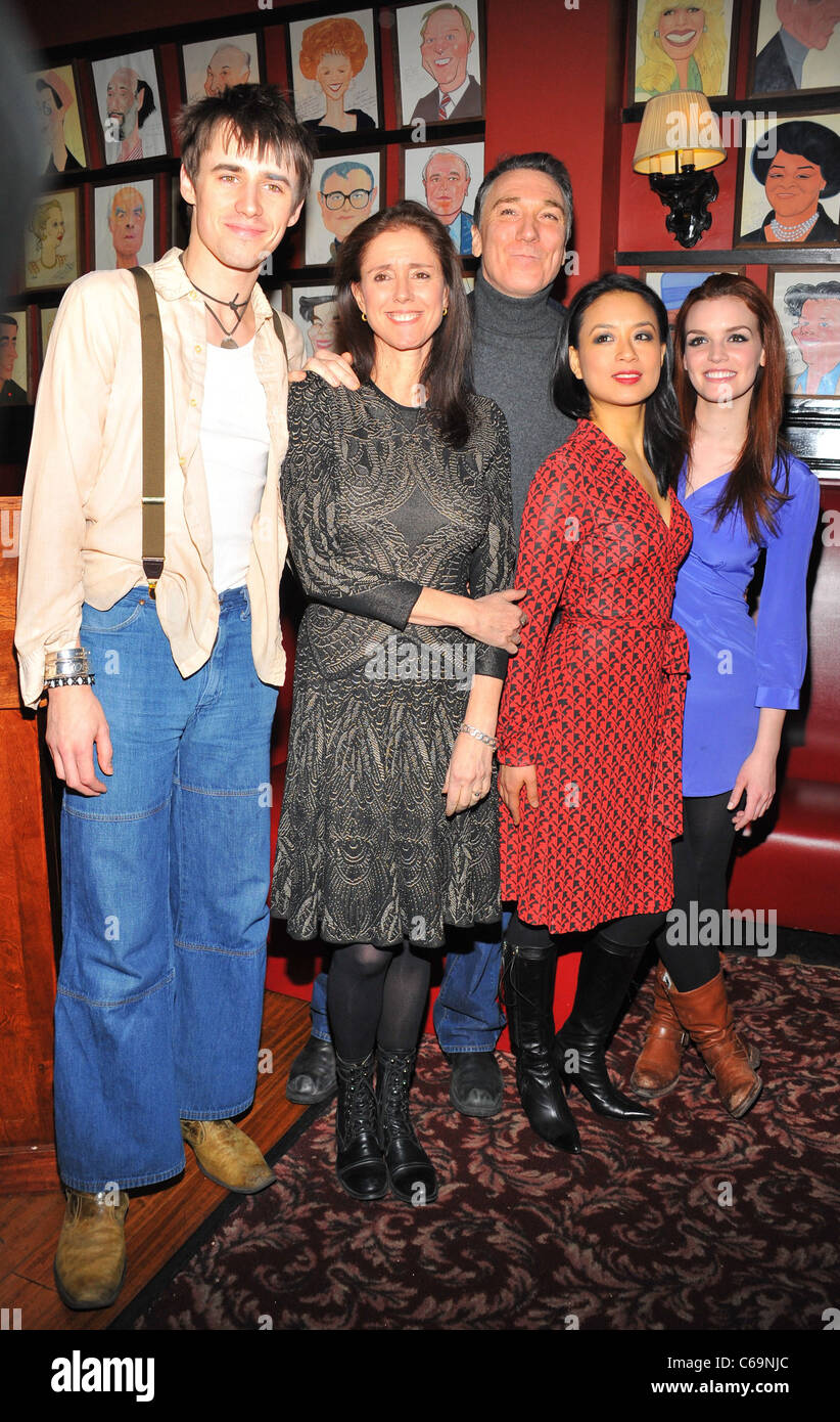 Reeve Carney, Julie Taymor, Patrick Pagina, T.V. Carpio, Jennifer Damiano di presenze per SPIDER-MAN Spegnere il buio il fondo di attori di beneficiare delle prestazioni, sardi del ristorante dell'albergo, New York, NY Febbraio 3, 2011. Foto di: Gregorio T. Binuya/Everett Collection Foto Stock