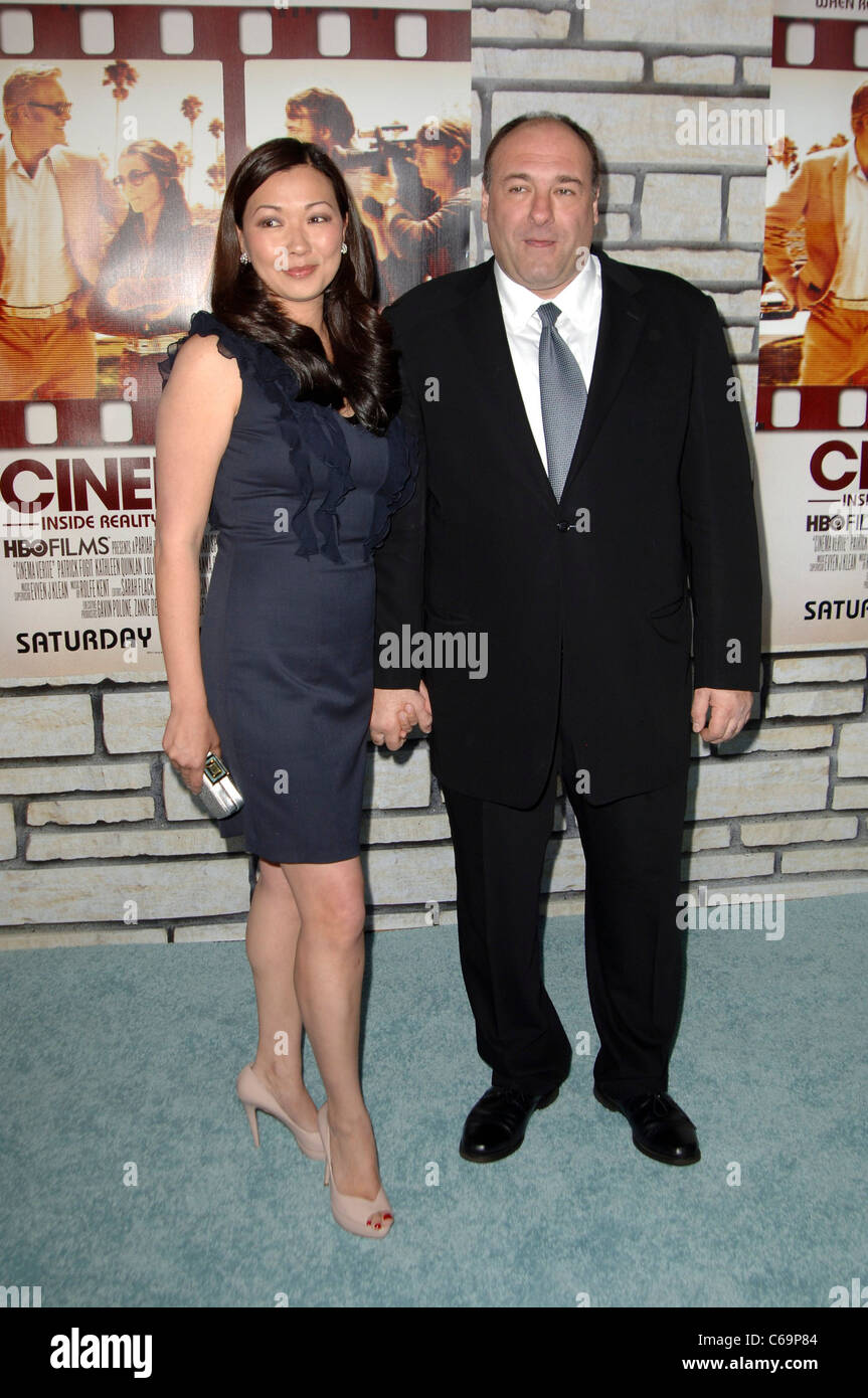 Deborah Lin, James Gandolfini presso gli arrivi per il CINEMA VERITE Premiere da HBO, Paramount Studios di Los Angeles, CA, 11 aprile 2011. Foto Stock
