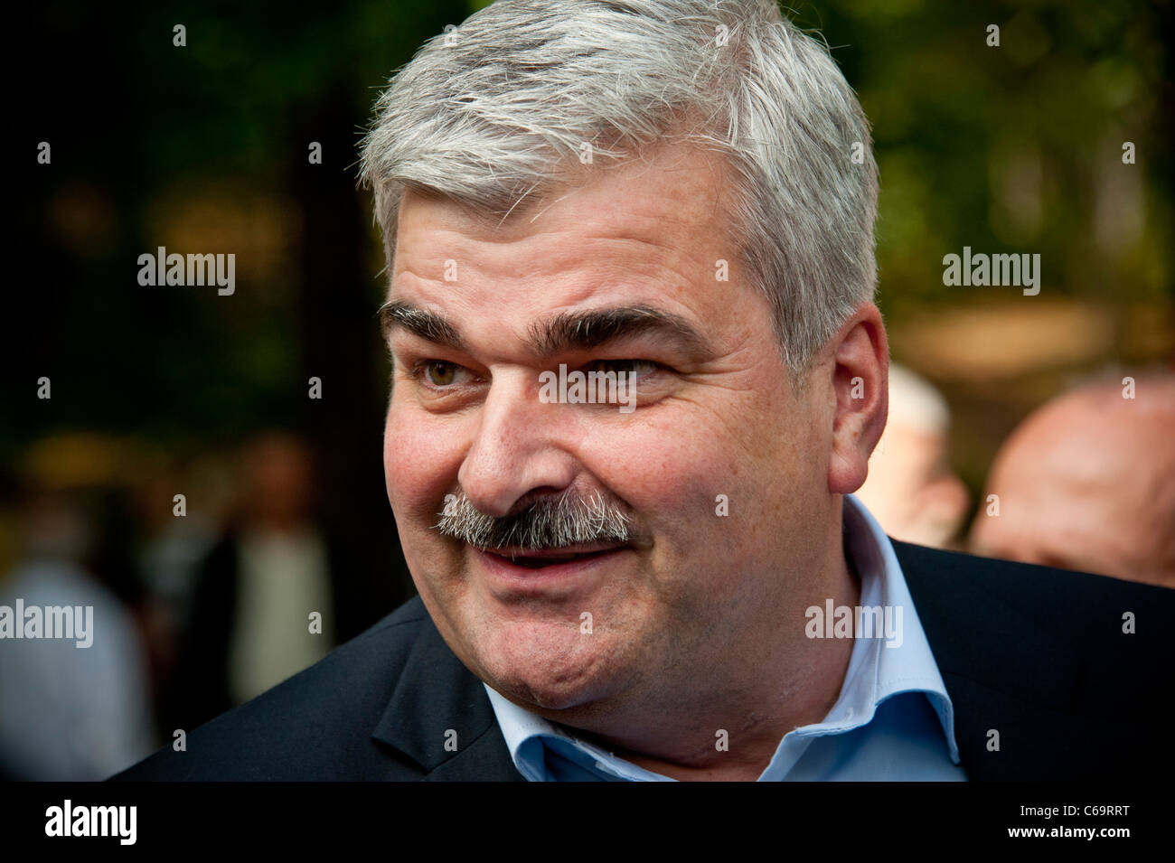 Håkan Juholt, leader del partito socialdemocratico svedese, tiene il suo discorso di estate nel sobborgo di Stoccolma Västertorp Foto Stock